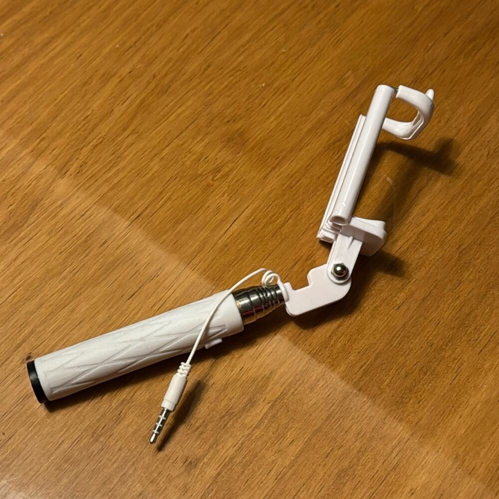 Wired selfie stick‎